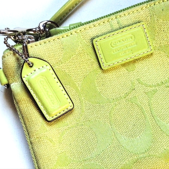 💚 Vintage Y2K Coach Park Lime Green Chartreuse Small Signature Wristlet Bag - Picture 3 of 8